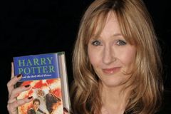 J. K. Rowling prefere cadeia do que chamar um homem de 'mulher'