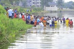 Cerca de 500 pessoas são batizadas após receberem a Cristo, em Uganda