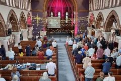 Mulher aceita Jesus após ir a evento de igreja criado para contrapor Halloween