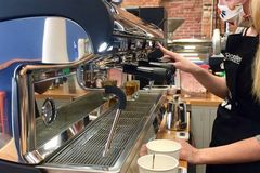 Missão inaugura 'cafeteria missionária' para empregar ex-viciados e moradores de rua