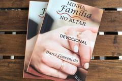 Darci Lourenção lança o devocional \"Minha Família no Altar\"
