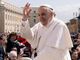 Vaticano autoriza pessoas trans a se batizarem e ser padrinhos em casamento na igreja
