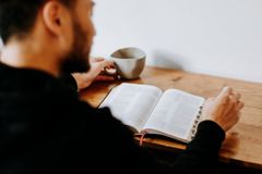 Bíblia Todo Dia: nova edição com linguagem fácil para ajudar no plano de leitura bíblico