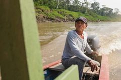 Tradutores entram em selva controlada por guerrilha para levar Bíblia a povo isolado