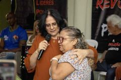 Senadora Damares Alves visita mãe de Sara Mariano em Salvador