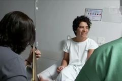 “Muitos ficam questionando Deus, mas eu decidi adorar", diz mulher com câncer cerebral | Notícias Gospel