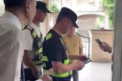 Polícia invade base missionária durante batismo e prende cristãos na China