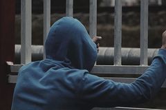 Como agir se seu filho está usando drogas