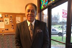 Pastor que queria morrer pregando sofre infarto após sermão