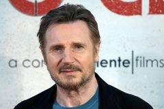 Liam Neeson faz campanha de oração com o ator do 'The Chosen'