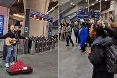 Pessoas param para louvar a Deus em estação do metrô