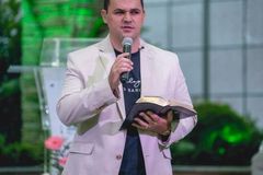 Empresário sobrevive após atestado de óbito estar assinado: \"Sou a resposta de um milagre\"