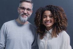 Gabriela Gomes e Jessé Perão apresentam clipe \"Me Lanço No Fogo\"