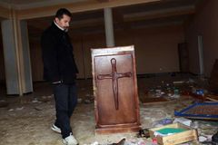 Policiais invadem culto e espancam o pastor em país de maioria islâmica | Notícias Gospel