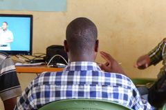 Surdo se liberta de vício após ser evangelizado em língua de sinais, na Nigéria