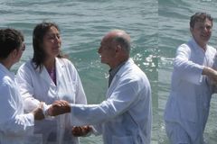 Cega é curada por Deus durante batismo nas águas; assista