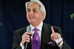 Benny Hinn lamenta ter pregado teologia da prosperidade: \"É uma ofensa ao Senhor\"
