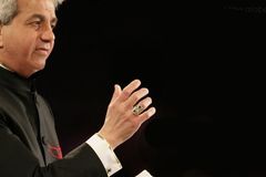 \"A unção pode te destruir se você estiver vivendo em pecado\", alerta Benny Hinn