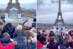 Jovens aceitam Jesus em evangelismo na Torre Eiffel: \"O Espírito Santo está aqui\"