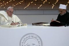 Pacto do papa com líder islâmico indica trilha rumo à religião única