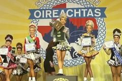 Pais indignados depois que atleta trans vence competição feminina de dança