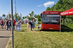 Missão usa ônibus para evangelizar jovens em festivais de música na Holanda