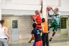 Jovens usam o basquete para pregar o Evangelho em presídios da Espanha