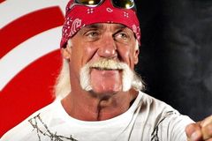 Hulk Hogan se batiza aos 70 anos nos EUA: ‘Foi o melhor dia da minha vida’