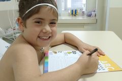 Menina de 8 anos inspira com sua fé após luta contra o câncer: \"Aprendi que Deus cura\"