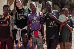 Jovens vendem água no semáfaro no RS para custear viagem missionária para África