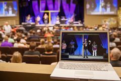 Autora diz que cultos presenciais são insubstituíveis: "Precisamos um do outro" | Notícias Gospel