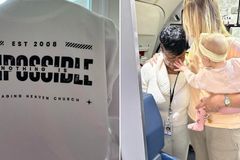 Mulher aceita Jesus em avião após ler versículo em camiseta de evangelista