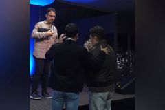 Homem aceita Jesus após evangelismo de Yudi no Japão e testemunha: \"Agora tenho família\"