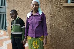 Criança ganha sapatos de missionários e mãe fica impactada: \"Esse amor não existe no Islã\"