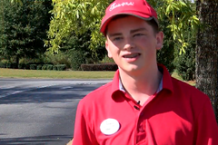 Homem doa seus próprios sapatos a morador de rua, após ouvir a voz de Deus