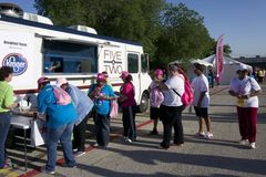 Pastor monta 'food-truck' para alimentar desabrigados, nos Estados Unidos