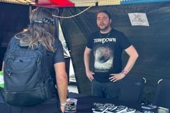 Jovens distribuem Bíblias em festivais de heavy metal: \"Vamos lá para evangelizar\"