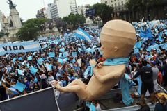 Milhares de pessoas protestam contra a legalização do aborto na Argentina