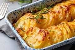 Batatas com fonduta de queijo