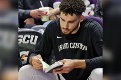 Jogador de basquete lê a Bíblia antes de jogos e inspira companheiros de equipe