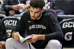 Jogador faz leitura da Bíblia antes dos jogos e chama atenção