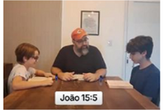 Pastor viraliza ao compartilhar estudos bíblicos com os filhos