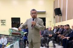 Quem for de brinco à igreja "não vai batizar mais”, diz pastor