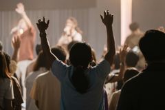 Por que cristãos mudam de igreja? Pesquisa aponta motivos