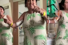 Mulher dança em quimioterapia e inspira com sua fé: \"Sou mais que vencedora em Cristo\"