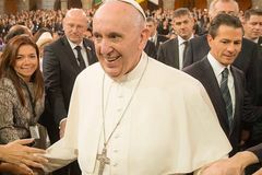 Papa Francisco diz que se escandalizar por bênção a casais gays é \"hipocrisia\"