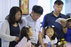 Igreja perseguida que fugiu da China faz culto pela 1ª vez nos EUA