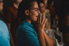 Pessoas que frequentam igreja são mais felizes, mostra pesquisa