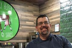 Pastor usa toda a sua poupança para abrir um restaurante beneficente