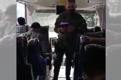 Policiais se entregam a Jesus após colega pregar a eles dentro do ônibus, nas Filipinas